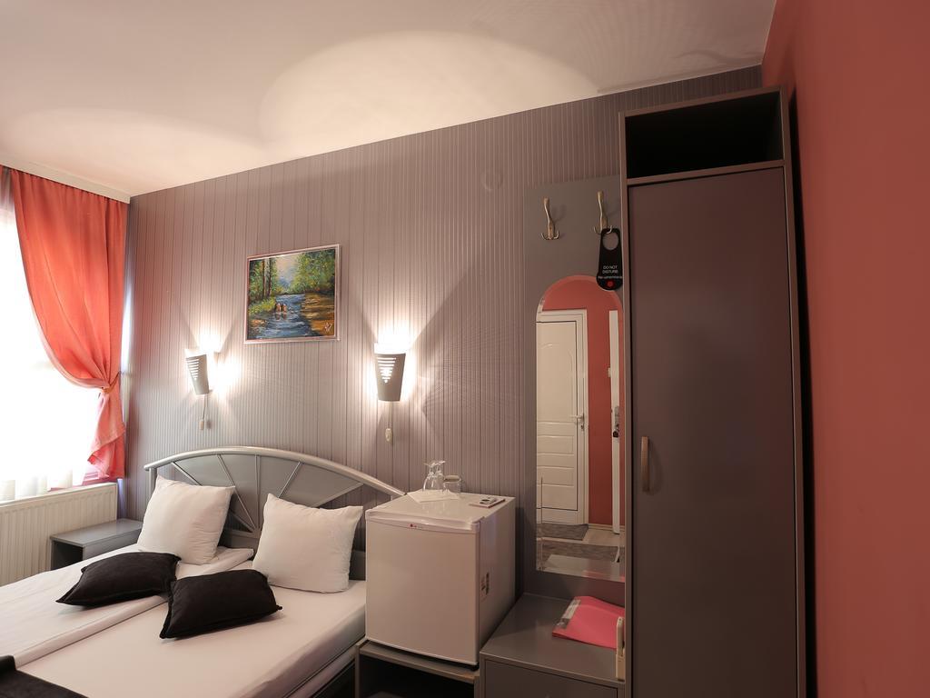 Hotel Zeneva كراغوييفاك الغرفة الصورة